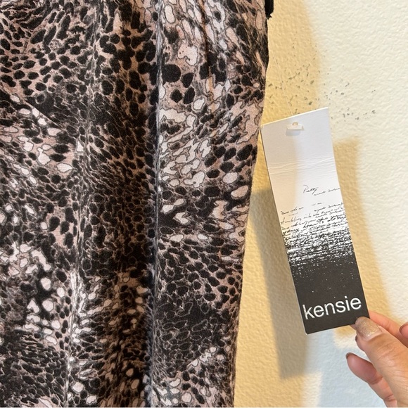 Kenzie Layered Sleeveless Shift Dress Size Medium Black and Cream NWT - Picture 2 of 9